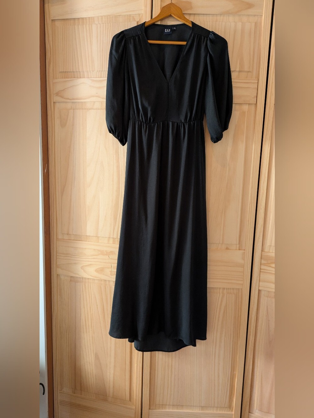 GAP Black V-Neck Puff Sleeve Midi Dress